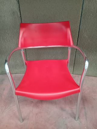 Pack de 4 Sillas de plástico y aluminio rojas.