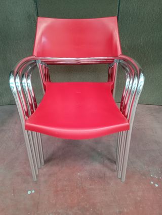 Pack de 4 Sillas de plástico y aluminio rojas.