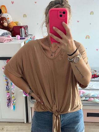 Camiseta fluida marrón con nudo