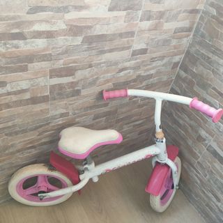 Bicicleta de aprendizaje sin pedales rosa