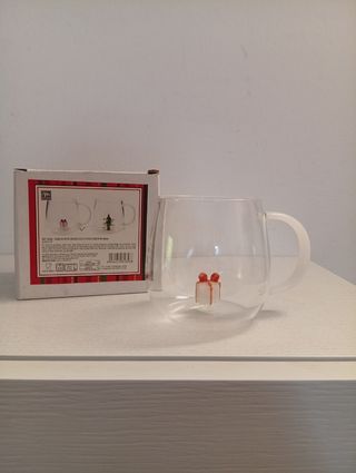 Tazza in vetro con decorazioni natalizie