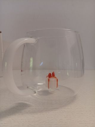 Tazza in vetro con decorazioni natalizie