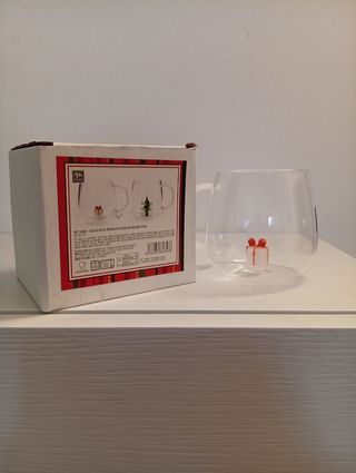 Tazza in vetro con decorazioni natalizie