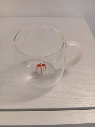Tazza in vetro con decorazioni natalizie