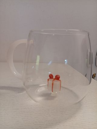 Tazza in vetro con decorazioni natalizie