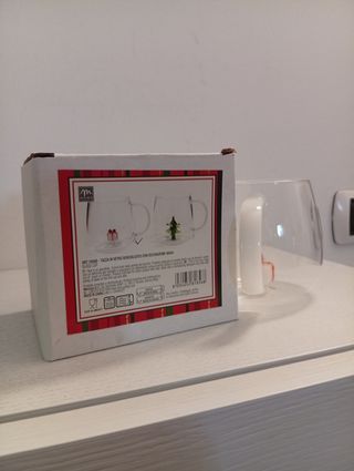 Tazza in vetro con decorazioni natalizie
