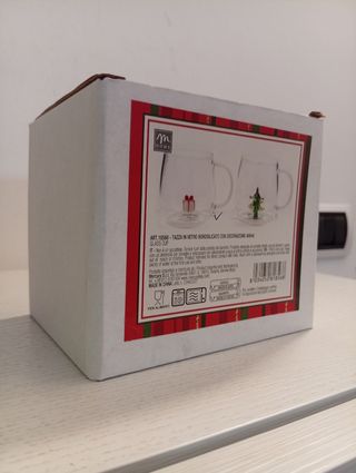 Tazza in vetro con decorazioni natalizie