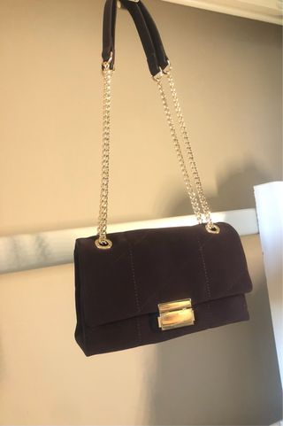 Bolso Parfois chocolate con cadena dorada