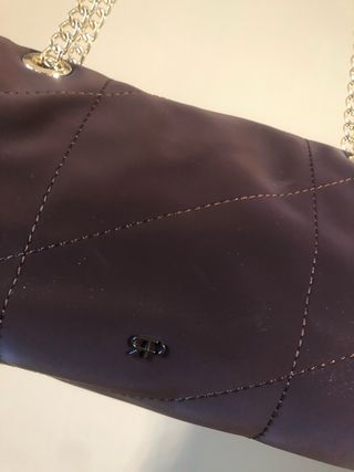 Bolso Parfois chocolate con cadena dorada