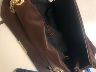 Bolso Parfois chocolate con cadena dorada