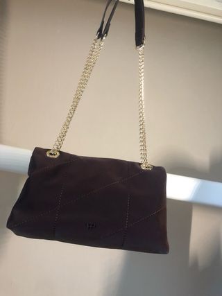 Bolso Parfois chocolate con cadena dorada