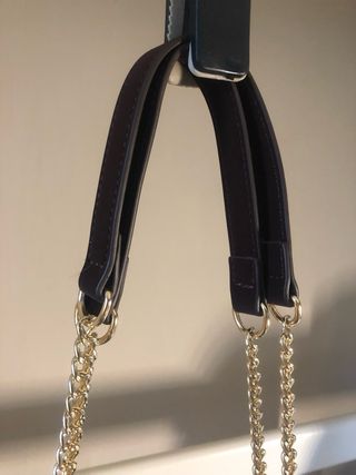 Bolso Parfois chocolate con cadena dorada