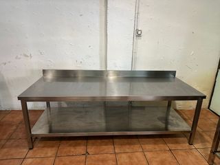 Mesa de acero inoxidable con 2 estantes