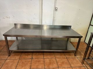 Mesa de acero inoxidable con 2 estantes