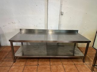 Mesa de acero inoxidable con 2 estantes