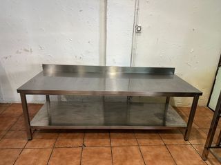 Mesa de acero inoxidable con 2 estantes