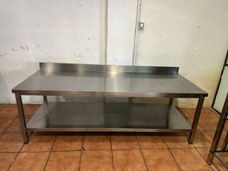 Mesa de acero inoxidable con 2 estantes