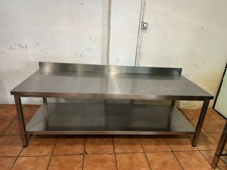 Mesa de acero inoxidable con 2 estantes