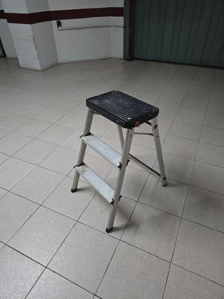 Escalera de aluminio 2 peldaños plegable