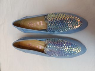 Zapatos planos azules con lentejuelas. 