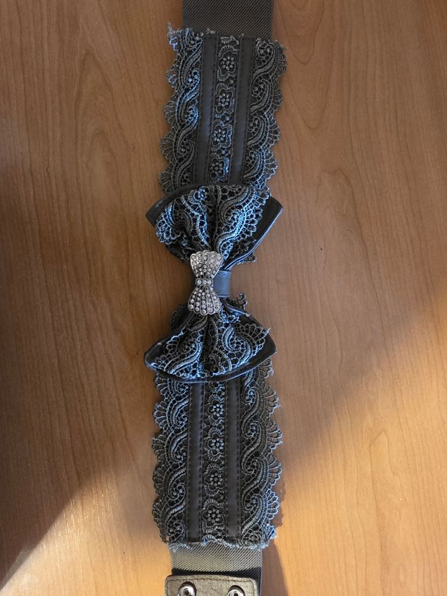 Cinturón elástico con lazo y pedrería