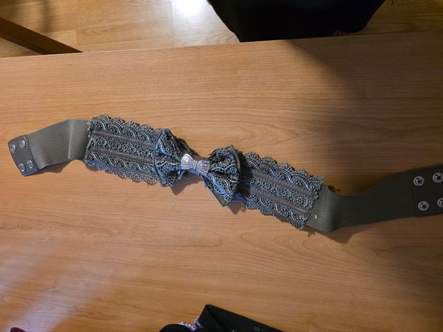 Cinturón elástico con lazo y pedrería