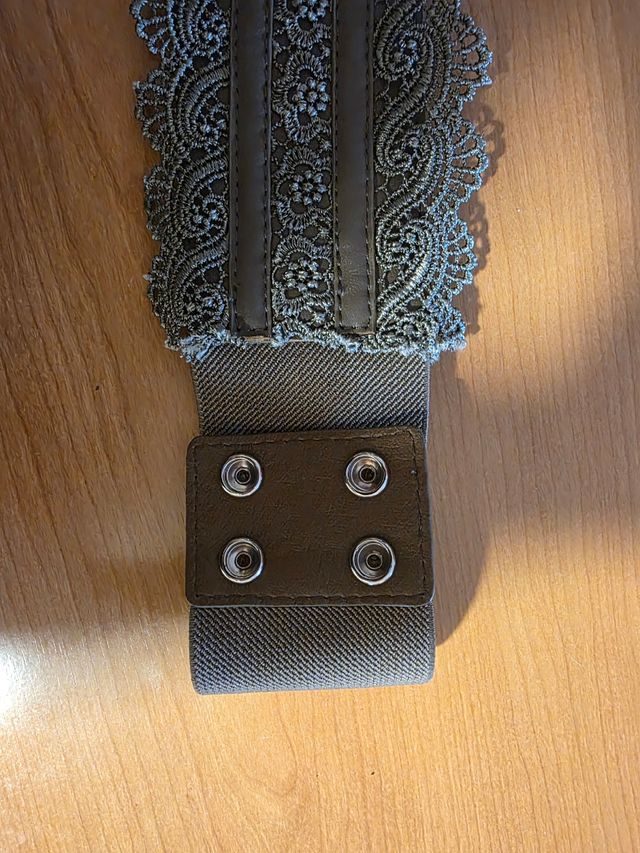 Cinturón elástico con lazo y pedrería