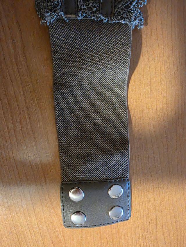 Cinturón elástico con lazo y pedrería