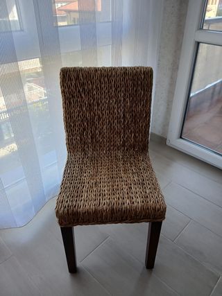 Sillas de comedor de mimbre y madera.