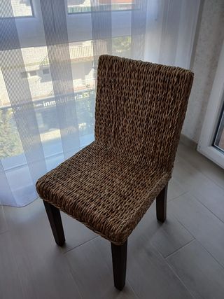Sillas de comedor de mimbre y madera.
