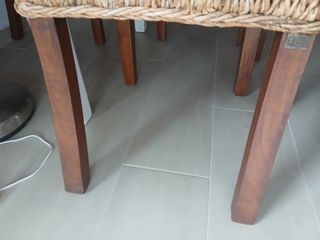 Sillas de comedor de mimbre y madera.
