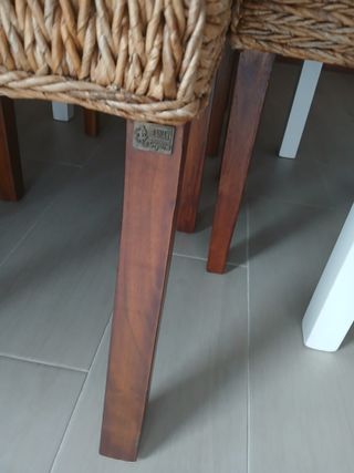 Sillas de comedor de mimbre y madera.