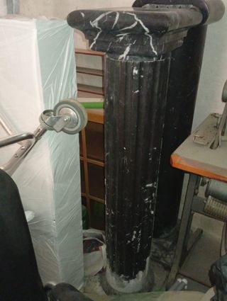 Pilares de mármol negro macizos,son negros y Beta 