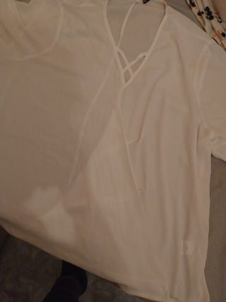Blusa blanca con escote cruzado