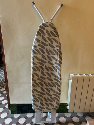 Tabla de planchar con estampado de plumas