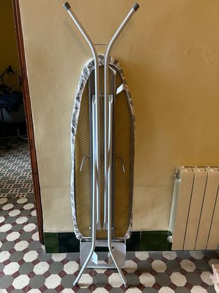 Tabla de planchar con estampado de plumas