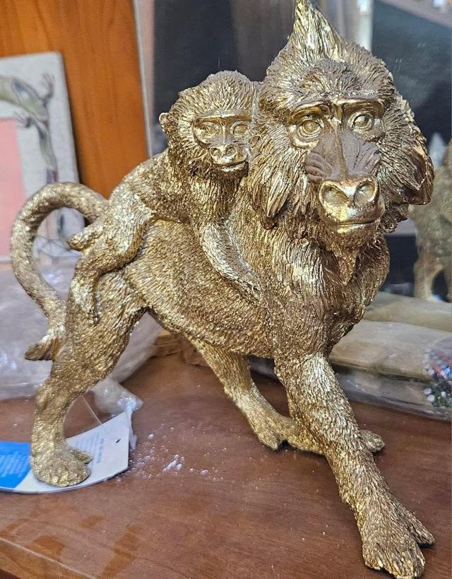 Figura de mono y cría dorada