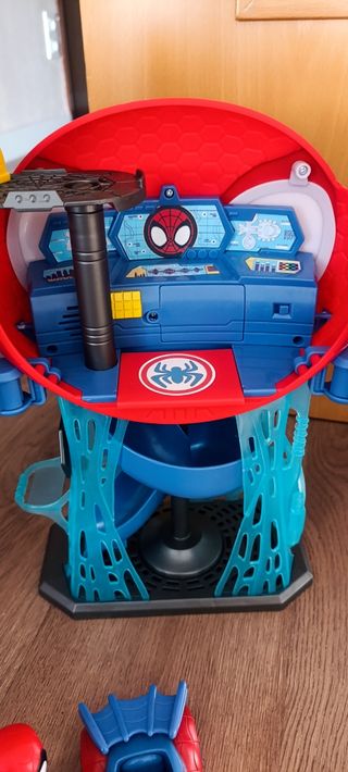 Cuartel de Spiderman con figuras