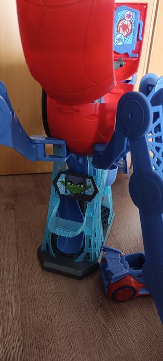 Cuartel de Spiderman con figuras