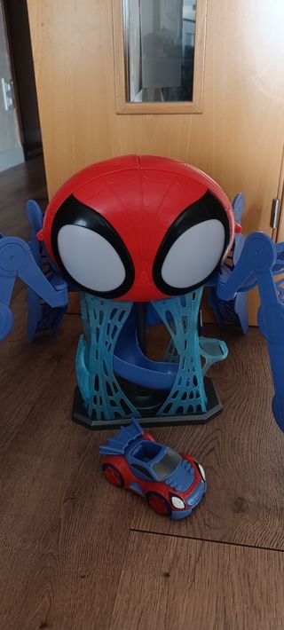 Cuartel de Spiderman con figuras