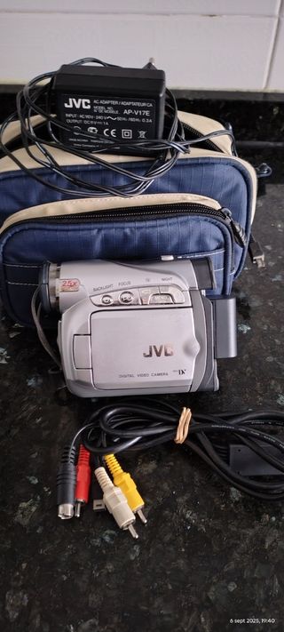 Cámara de vídeo digital JVC plateada