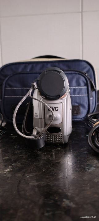 Cámara de vídeo digital JVC plateada