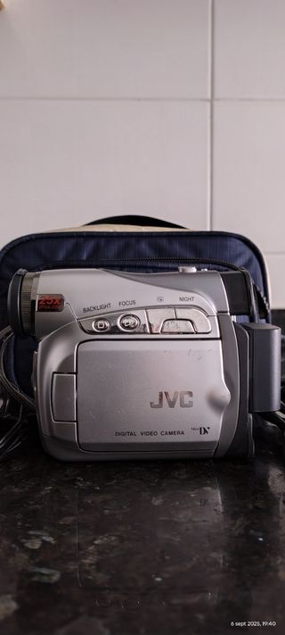 Cámara de vídeo digital JVC plateada