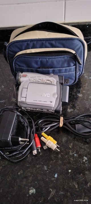 Cámara de vídeo digital JVC plateada