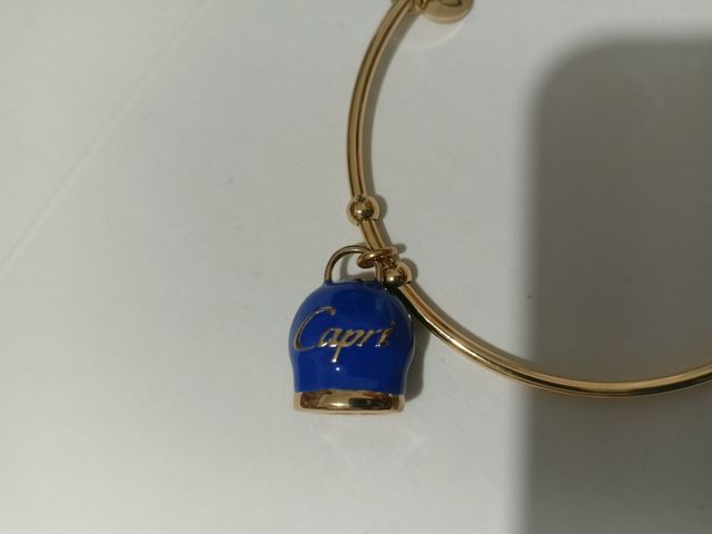 Bracciale rigido con campanella Capri e charm