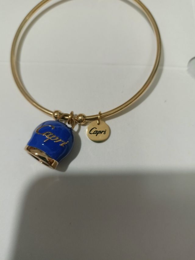 Bracciale rigido con campanella Capri e charm