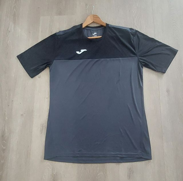 Camiseta deportiva Joma negra y gris