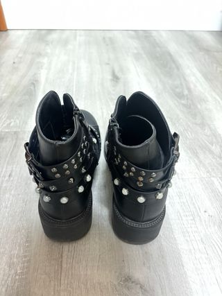 Botines negros con tachuelas y perlas