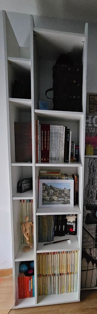 Estantería de libros blanca de madera