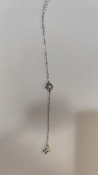 Pulsera de plata con detalles brillantes
